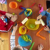 A Genève, la Liste d'Union populaire lance une initiative pour rendre les places de crèche gratuites et obliger les communes à en créer pour répondre à la demande. Elles seraient financées par une hausse de la contribution patronale de 0,07% à 0,5...